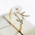 Elegante anello aperto in oro con fiore in conchiglia bianca e foglie in zircone lucido - Aperto Regolabile / Oro (D286A)