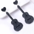 Retro-Ohrringe aus schwarzem Acryl in Gitarrenform mit Silberglitzer und Herzstecker - Gitarre/Herz / Schwarz
