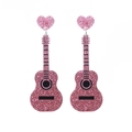 Retro Ohrringe mit rosa Glitzer-Gitarre und Herz auf weißem Hintergrund - Gitarre/Herz / Rosa
