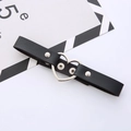 Schwarzes Gothic-Lederhalsband mit silbernem Herzring und verstellbaren Metalldruckknöpfen - Herz Lederhalsband