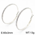 Dettaglio macro di orecchini a cerchio argento da 60 mm con riga di strass trasparenti - Colore Acciaio 60*3mm