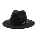 Détail du chapeau fedora noir avec bandeau en cuir et anneaux métalliques argentés - Noir