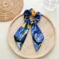 Detailaufnahme des Starry Night Print Haargummis mit künstlerischer Schleife aus Seide - Sternenblau