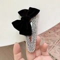 Detailopname van een fluwelen strik haarclip met glinsterende strass voor een elegante look - Witte Strass (D-4373-2)