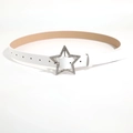 Cintura Y2K bianca da donna con fibbia a stella in strass argentati su sfondo bianco - Bianco