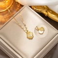 Dubbellaagse gouden schelphalsketting met zirkoon inleg en parelmoer binnenzijde - Gouden Schelp Ketting