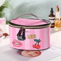 Beauty case in PU a righe rosa e nere con manico e motivi a ciliegia e labbra - Strisce Nere Rosa Love / Rosa Intenso
