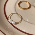 Gold titanium steel ring featuring elegant white natural baroque freshwater pearls - US 5 / Gold