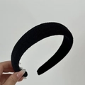 Detailed side view of a black sponge headband with soft velvet texture for women - Headband / Black