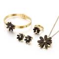 Auffälliges Gänseblümchen-Schmuckset mit schwarzer Blumenkette, Armband, Ring und Ohrringen - Schwarz und Gold Mix Stil (KS140171-BLX)