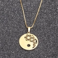Macro detail van de goudkleurige Yin Yang hanger van roestvrij staal met Bloem des Levens - Vergulde Koperen Ketting