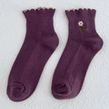 Damen-Baumwollsocken in Dunkellila mit Rüschenrand und feiner Gänseblümchen-Stickerei - Dunkellila