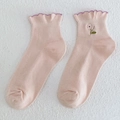 Hellrosa Baumwollsocken mit violettem Wellensaum und gestickter kleiner Blume - Rosa