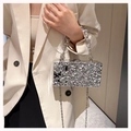 Detailansicht der silbernen Abendtasche mit Hammerschlag-Textur und eleganter Metallkette - Gekräuselte Welle / Silber