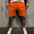 Detail der leuchtend orangefarbenen Sporthose mit Kordelzug und Saum im Raw-Edge-Look - Orange