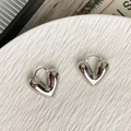 Primer plano de pendientes de aro con forma de corazón hueco de plata pulida - Aprox. 2,8 cm / Plateado