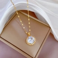 Elegante collana in titanio dorato con ciondolo in zircone tondo su sfondo di seta - Stile Bianco(E512)