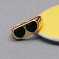 Détail d'une bague plaquée or 18K avec deux motifs de cœur en émail noir au fini brillant - Ouvert Réglable / Noir
