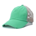 Detailaufnahme der Distressed-Ponytail-Cap mit grünem Stoff und atmungsaktivem Mesh-Netz - Verstellbar / Seeblau