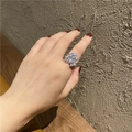 Detaillierte Ansicht der Damen-Halskette mit Zirkonia-Herzanhänger und glänzenden Steinen - Herzförmiger Cluster-Ring