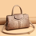 Beige Tragetasche mit Krokostruktur, goldener Hardware und verstellbarem Schultergurt - Khaki