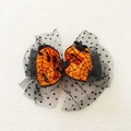 Detail der Halloween-Schleife mit orangefarbenem Spinnennetz-Satin und gepunktetem Netz - Orange Spinnen Schleife Haarklammer