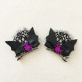 Details von Halloween-Haarspangen mit schwarzen Fledermausflügeln und lila Glitzerspinnen - Spinnen-Stil Haarklammern Set