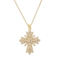 Collier croix dorée serti de zircons micro-pavés avec chaîne fine sur fond blanc - Croix Ornée de Zircone