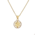 Dettaglio della collana con ciondolo placcato oro con zirconi bianchi e figura religiosa - Maria Tonda con Strass (CN001838YH)