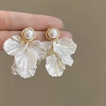 Elegantes pendientes de flores con perlas de plata 925 y borlas en diseño dorado chic - Blanco & Oro