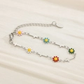 Dettaglio di ciondoli a margherita in smalto colorato e croci d'argento su bracciale - Bracciale a Fiori Multicolore Argento (KB166327-TK)