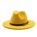 Vue détaillée du chapeau en laine jaune avec ruban en cuir noir et anneaux argentés - Jaune