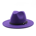 Détail du chapeau fedora violet avec ceinture en cuir noir et boucle en métal - Violet