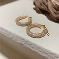 Goldene Creolen mit Zirkonia-Mikropflaster auf einem natürlichen Steinhintergrund - Groß 2.2CM / Gold