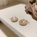 Detailansicht der geometrischen Goldohrringe mit Zirkonia auf einer Steinfläche - Klein 1.3CM / Gold