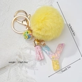 Detalle de llavero de pompón amarillo con letra Y y especificaciones de tamaño - Letra Y