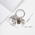 Detail eines Baseball-Schlüsselanhängers aus Metall mit Schläger, Handschuh und Ball, 6cm - Baseball Typ 1