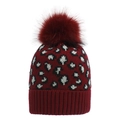 Détail du bonnet en tricot léopard rouge avec son grand pompon en fourrure - Rouge Foncé