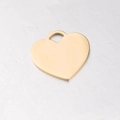 Makroaufnahme eines polierten goldenen Herzanhängers mit glattem Spiegelglanz für DIY-Schmuck - Gold