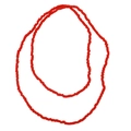 Detail van een lange rode kralenketting, te gebruiken als meerlaagse ketting of als riem - Rood
