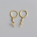 Dettaglio di orecchini a serpente dorati con pietre brillanti e finitura lucida - Argento 925 / Oro