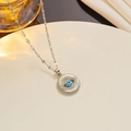 Silberne Evil Eye Halskette mit blauem Zentrum und Kristallen auf weißem Hintergrund - Evil Eye Stil (314) / Silber