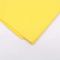 Papel de seda amarillo para envolver flores con textura suave sobre fondo blanco - Amarillo Oca