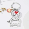 Dettaglio portachiavi apribottiglie in argento con scritta I Love Dad e ciondolo a cuore - Cuore Rosa