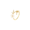 Anillo abierto flor dorada con pétalos blancos y hojas de cristal sobre fondo blanco - Abierto Ajustable / Dorado