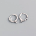 Detail von S925 Sterlingsilber Creolen mit Zirkonia und punkigem Spike-Design-Element - 925er Silber / Weißgold