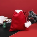 Detail der roten Weihnachts-Samttasche mit weißem Kunstpelzbesatz und Pompons - 14*17cm / Rot