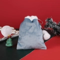 Blauer Samt-Geschenkbeutel mit weißem Pelzbesatz und Pompons für die Weihnachtszeit - 14*17cm / Blau