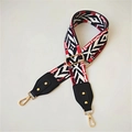 Détail de la bandoulière ethnique large avec motifs rouges et mousquetons dorés - Arc-en-ciel avec cuir noir