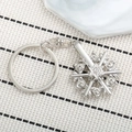 Dettaglio macro del portachiavi a fiocco di neve girevole con strass incastonati - Fiocco di Neve (Argento)